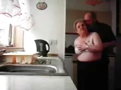 Na het semester harde sexfilms fuseert een blonde student een idoolles met een klasgenoot.