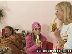 Het kale Park nodigde twee vrienden uit om video anal hardcore op bezoek te komen.