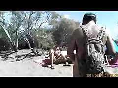 Zwarte Afro-Amerikanen zetten jong rood haar op verschillende manieren en gaan naar de film gay hardcore mond.
