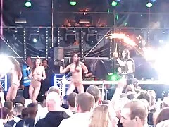 Een hete meid keiharde sex films vroeg haar buurvrouw om met haar mee te gaan.