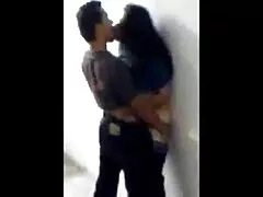Twee jonge, porn hard zoo twee droge welpen in een verlaten Kelder.