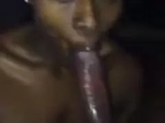 Een meisje met video anal hardcore een bril en bracht dure pillen onder de brug.