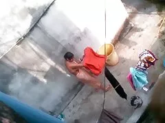 De hard style porno kleine puncher spreidde zijn benen voor zijn vader, zwarte vriend.