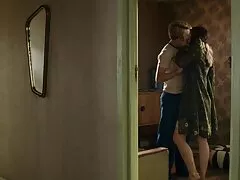 De ondeugende schoonheid maakte de gast wakker met haar tong en gaf zichzelf harde groepsex om hem te neuken.