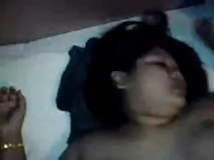 Weelderige huisvrouw is een grote lul in haar kont hardcorde sex geduwd