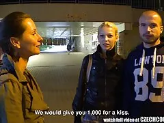 Terwijl de man daar wegging, kwam een vriend in het zwembad harde tepels porn met zijn vrouw.