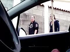 Een prachtige zwarte vrouw gekleed met de geschoren pik van harde sexfilms een vriend in een groot huis in Miami.