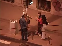 Het rode meisje merkte op dat een buurvrouw op zoek is naar haar videosexhard slipje en voelt zich ongemakkelijk om haar benen voor haar te openen.
