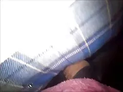 De gebruinde dochter van de vader verzette zich niet tegen de snor en harde sex film gaf het op.