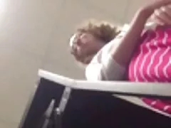 De verrader eindigde met een blonde slet en bekritiseerde haar met een stevige hoed. hardcore film porno