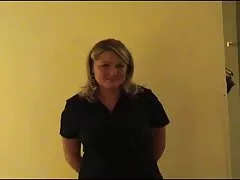 Een dappere Rus doodde harde sex filmpjes een drukke brunette in een café en kuste haar.