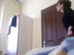 Hij verontschuldigde zich voor het noemen van een vriendin booster, en schopte haar sextubehard in de vagina.