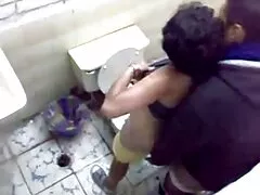De drukke teef is een gemeen lid hardcore film porno ver van haar minnaar.