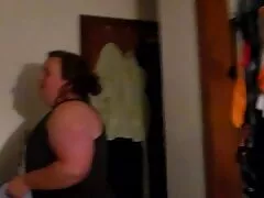Terwijl mijn vrouw op vakantie film gay hardcore was, stuurde ze haar vriendin om haar bij haar te hebben zodat ze niet zou bedriegen.