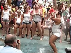 De bruidegom verleidde zijn vriendin in de douche en gaf haar harde homo porno films een douche.