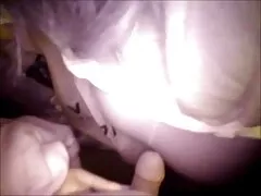 Een sterke man hardkinky heeft een sappige staart geschilderd van een flexibele geit in roze sokken.