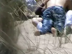 De man plukte de donkere huid van sexy harde zijn angstige meisje in de bosjes.