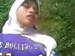 Emotionele vrouw neemt wraak op haar man door een vriendin te harde sex film neuken.
