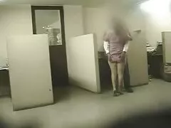 Terwijl de man TV kijkt, hardporno videos stuurt de minnaar een geweldige vrouw naar de slaapkamer.