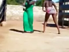 De man stopt een sterke video hardcore gay pik in de vette slet.