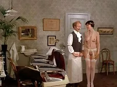Voordat hij naar de student luisterde, stopte hij de man die hij leuk vond in zijn harde porn kont.