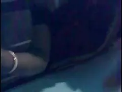 De hete brunette nam een jongen van hardsexs haar vriend en at zichzelf op om alle gaten te neuken.