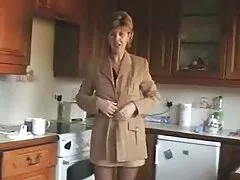 Grote lul wordt harde tepels porn gezogen in de auto.
