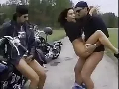 De hongerige man tube hard gay gooide zijn lul naar de drukke bruid zonder haar hoed af te doen.