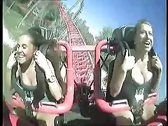 Een andere passagier in de sexy harde auto heeft zichzelf en heeft zichzelf eend met hem