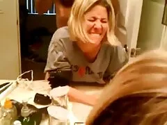 Jonge MILF houdt ervan porno bondage hardcore om de camera te zien.