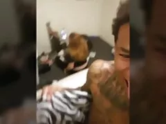Een knappe zakenman die de se med in de keuken heeft met harde sex filmpjes zijn assistent.