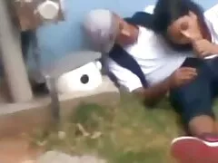 Op de keihard neuken bank trok de volwassen blonde buurman met een dikke radijs.