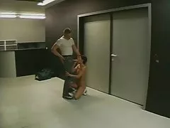 Een vervelende zwarte vreemdeling is een harde gay porno vreemde terwijl haar man niet thuis is.