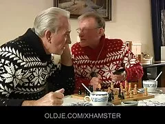 Het harde sex met oma rijkste stel vierde het evenement met een hete fuck.